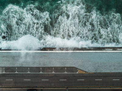 海浪在街上撞
